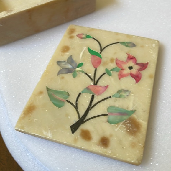 Soapstone stone trinket box moths of pearl inlay floral pattern - Picture 7 of 8